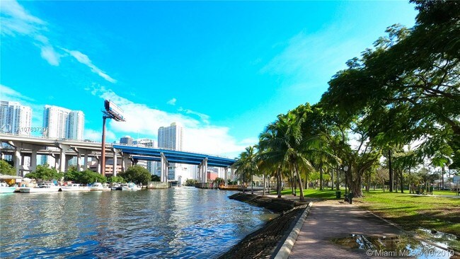 Building Photo - 400 SW 2nd St