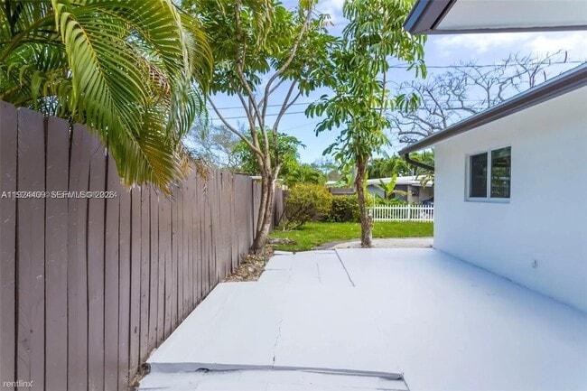 Building Photo - 1421 NE 30th Ct