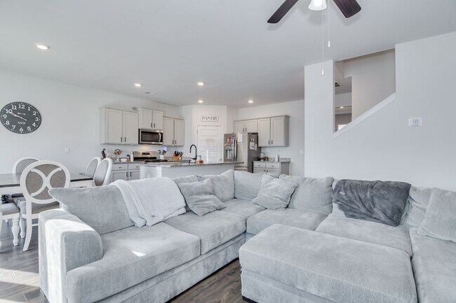 Building Photo - Beautiful 5 Bedroom 3 Bath