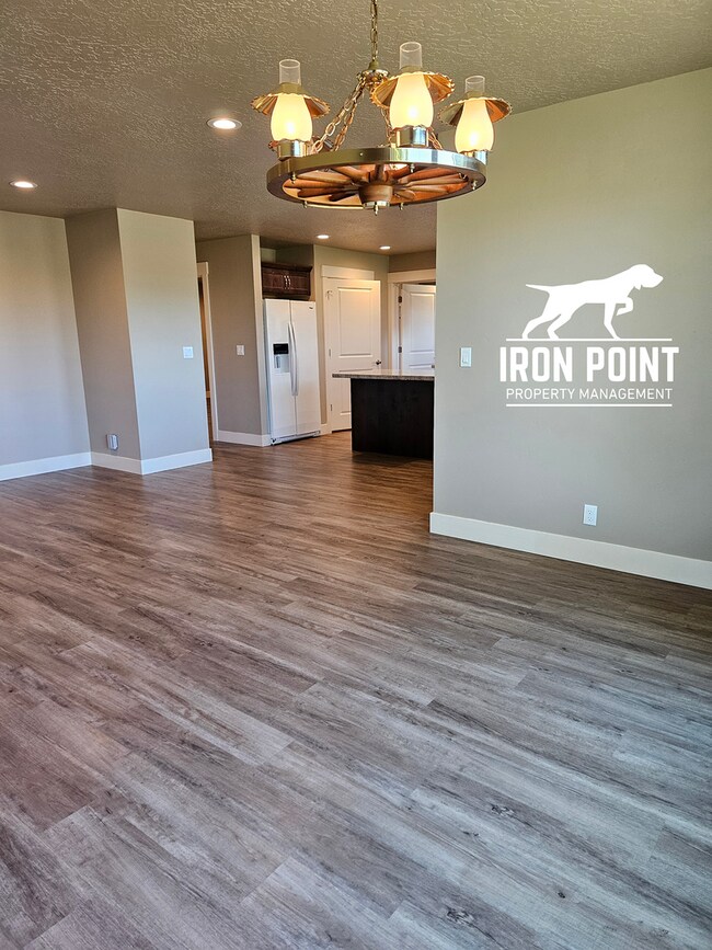 Building Photo - 2bed/1bath w/2 car garage & all appliances included.