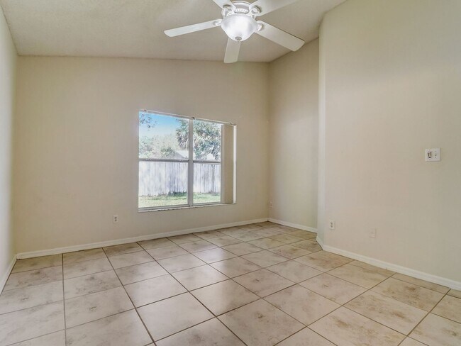 Building Photo - Beautiful 3-bedroom 2-bathroom house in th...