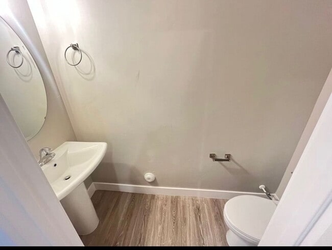 Building Photo - Cedar Bend Townhome,  Pets Okay