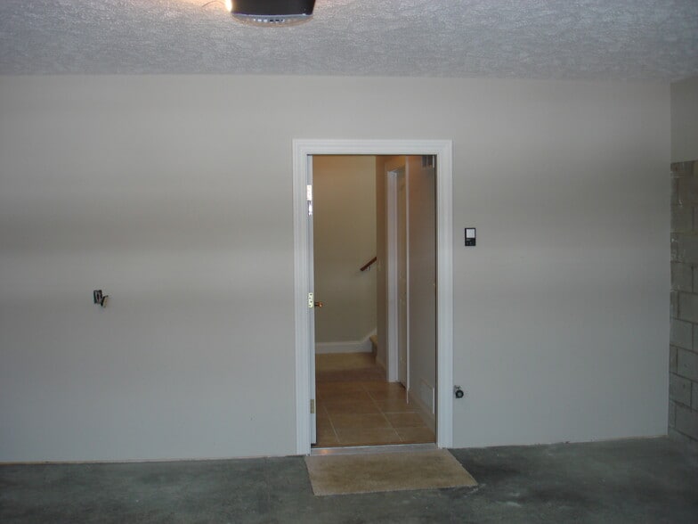 Building Photo - 960 Sautter Dr