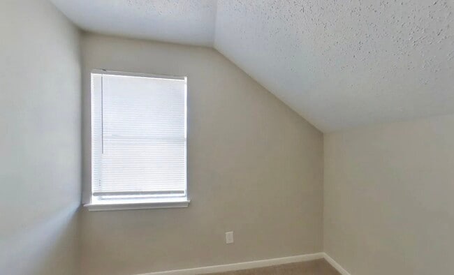 Building Photo - MOVE IN READY