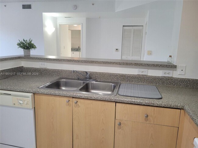 Building Photo - 7910 N Nob Hill Rd