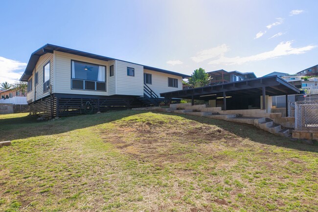 Building Photo - Amazing views, spacious floorplan, bonus f...