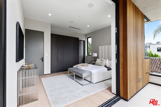 Building Photo - 434 Flores St