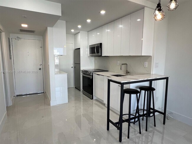 Building Photo - 2899 Collins Ave