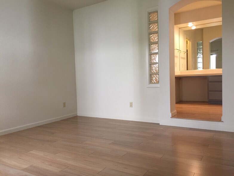 2nd Bedroom w/ en suite bath - 2103 Stonefield Ln