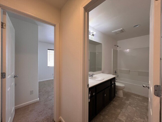 Building Photo - Luxurious 4 bedroom 3 bath family home in ...