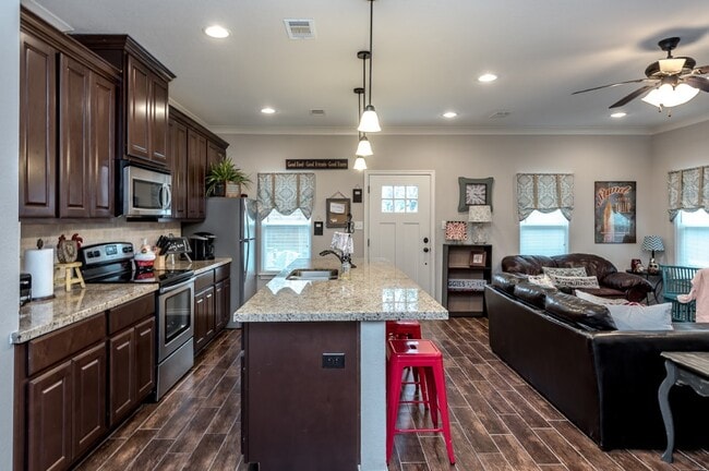 Building Photo - 1117 Oney Hervey Dr