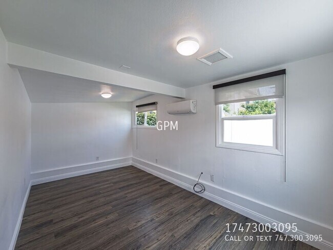 Building Photo - 723 W Doran St