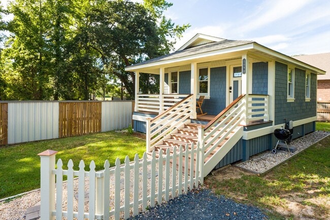 Building Photo - Adorable cottage for rent! Utilities included