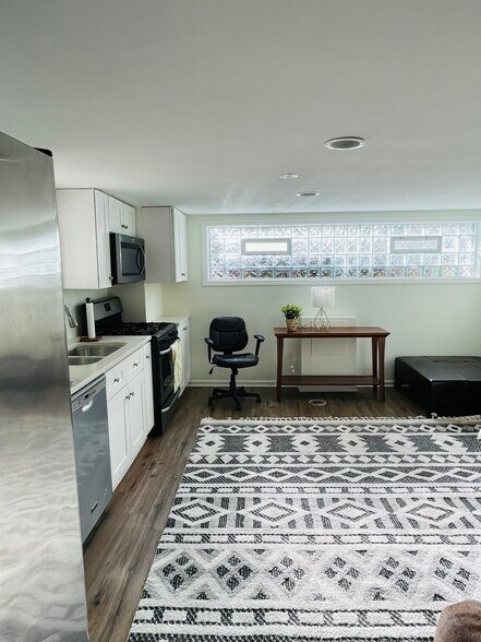 Building Photo - 5454 W Windsor Ave