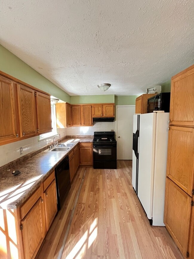Building Photo - very private 3 bedroom 1.5 bath rental hom...