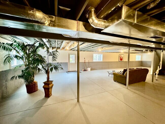 Building Photo - 628 Krpan Ct