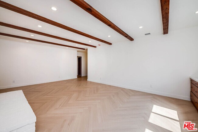 Building Photo - 749 N Niagara St