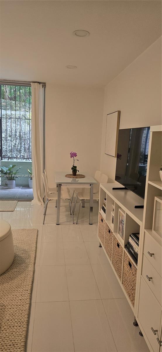 Building Photo - 2539 S Bayshore Dr