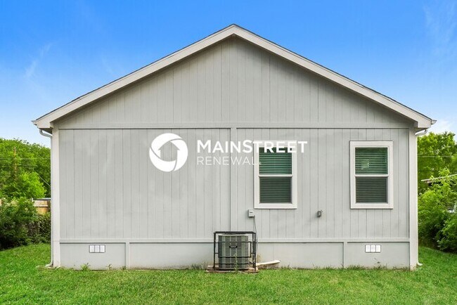 Building Photo - 4 Bedroom Pet-Friendly Home in San Antonio, TX with Main Street Renewal
