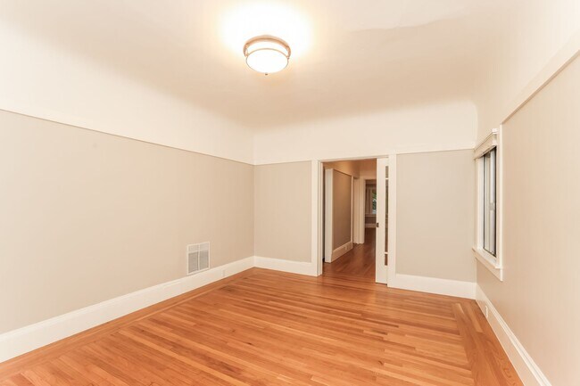 Building Photo - 1920 North Berkeley 2 Bedroom Bungalow Available!