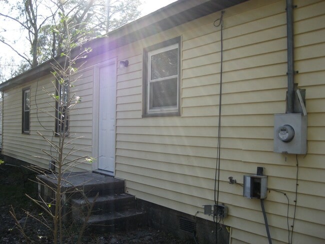 Building Photo - Cozy home