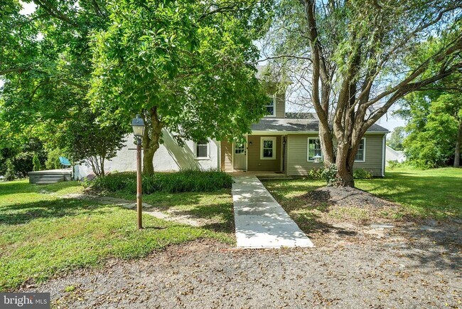 Building Photo - 211 Gale Ln