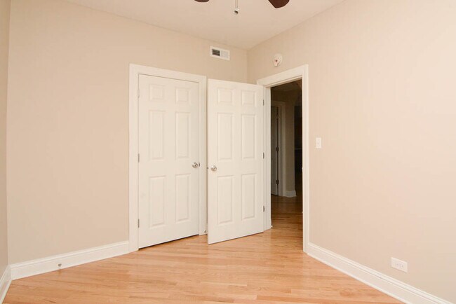 Building Photo - Quintessential 2 Bedroom, 1 Bath in Winnet...