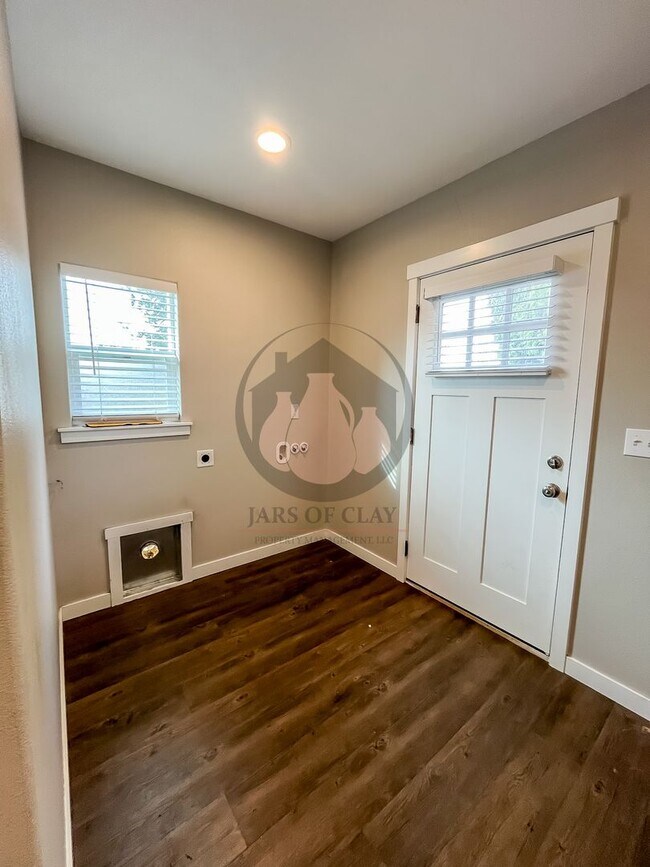 Building Photo - Stayton 4BR Duplex | A/C & Landscaping Included!