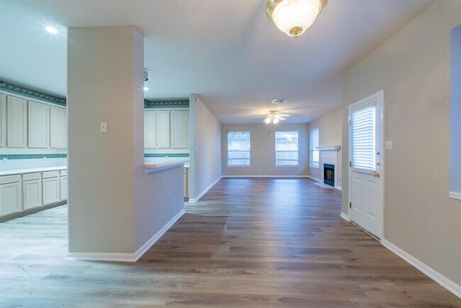 Building Photo - 8421 Cahill Dr
