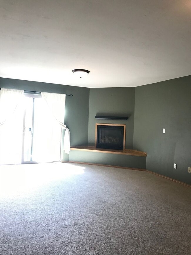 Building Photo - 3 Bedroom / 2 Bathroom Townhouse – Pet Fri...
