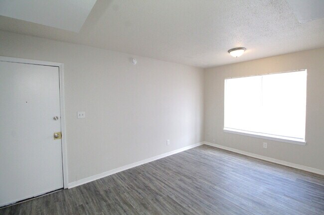 Building Photo - Updated 1BR First-Floor Apartment Near UWF & West Florida Hospital with LVP Flooring, Included Se...