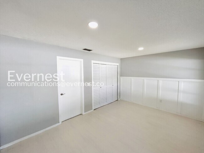 Building Photo - 7516 S Sanibel Cir