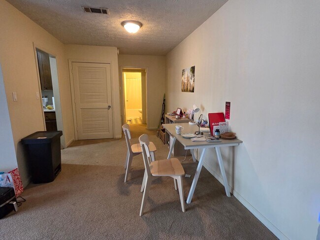 Building Photo - Campus View Apt-Walking Distance to UGA!