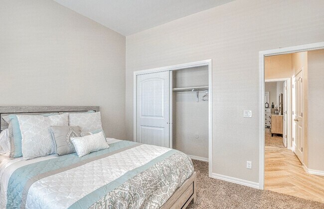 Building Photo - Eastside area for  Short or Long Term Rental(Completely Furnished) Beautiful 4 bed/2.5 baths