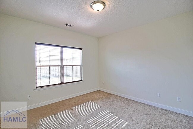 Building Photo - 302 Mcclelland Lp NE