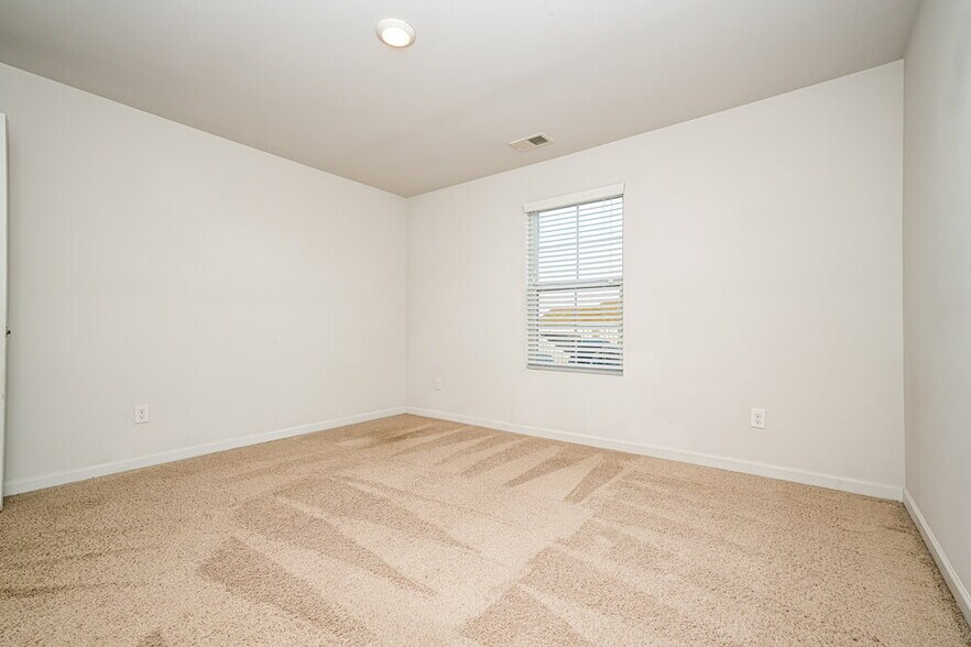 Building Photo - 371 Hamilton Pointe Dr