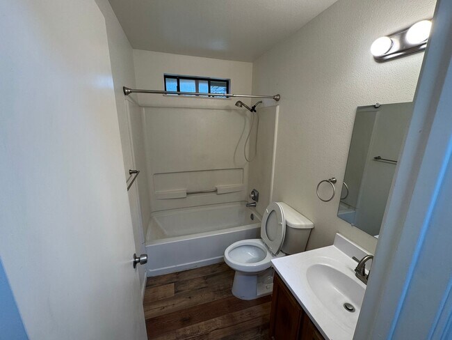 Building Photo - 1498 E Carolyn Ln