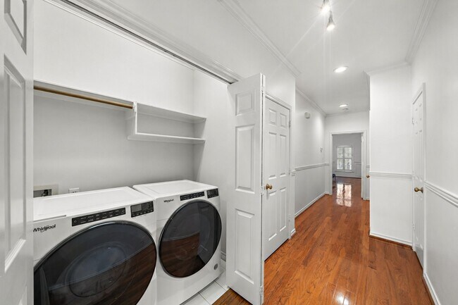 Building Photo - 5136 Chevy Chase Dr