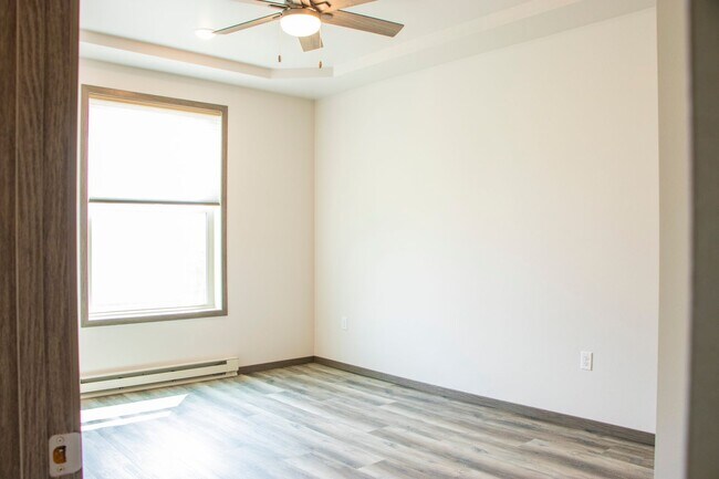 Building Photo - Spacious Corner 1 Bed!