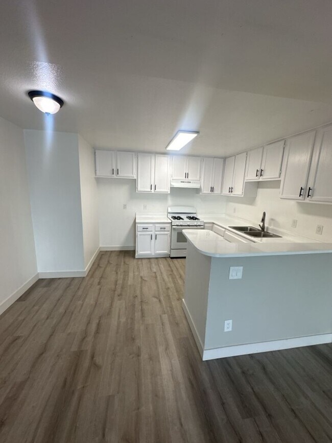 Interior Photo - 9905 S Broadway