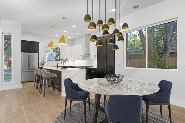 Building Photo - 407 El Paso St