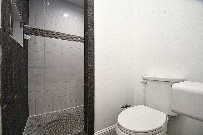 Building Photo - 2203 Briarview Dr