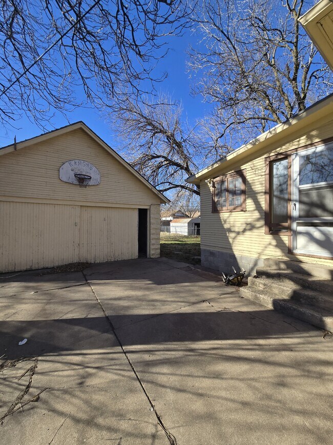 Building Photo - 517 S Vine St