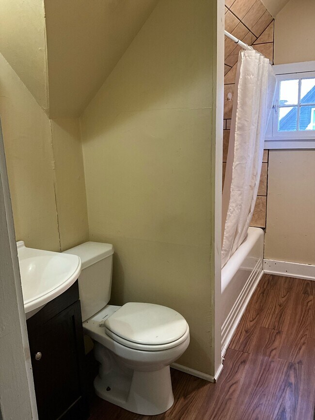 Building Photo - 190 Church St