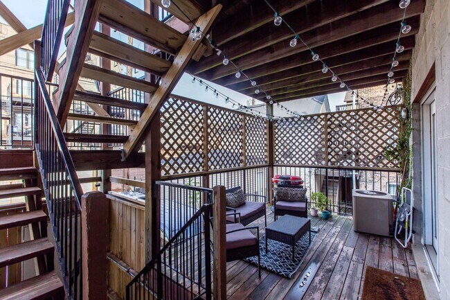 Building Photo - Condo Quality 3Bed/2bath in Wicker Park! In-Unit Laundry! Central Air! Blue Line!