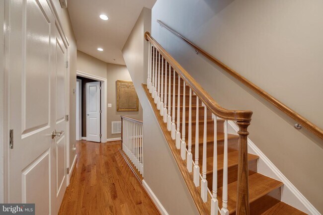 Building Photo - 712 Bracey Ln