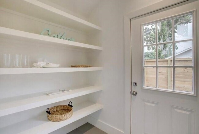 Building Photo - 6107 N Main St