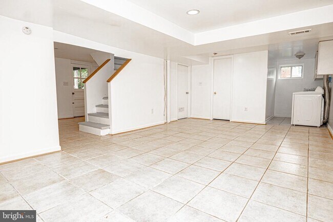 Building Photo - 3242 Holly Hill Dr