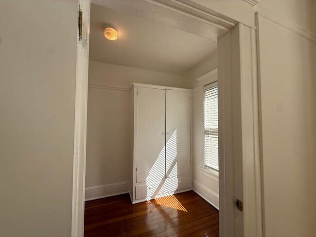 Building Photo - Tons of natural light with a touch of vintage charm in this TOP FLOOR Studio!