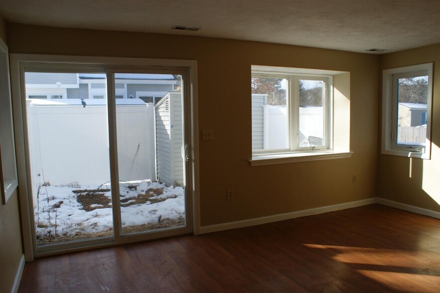 Building Photo - 25 Meadow Pond Dr